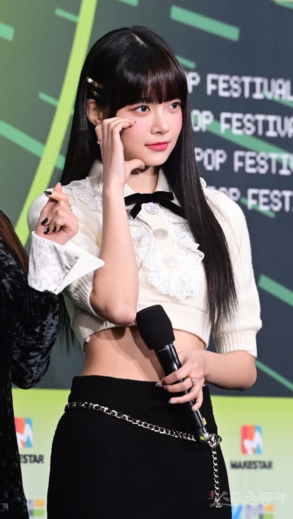 르세라핌 홍은채, 막내의 볼하트 (KBS 가요대축제)[포토] : 네이트 뉴스