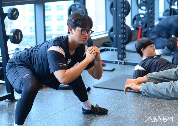 강건, 몸부터 풀고 [포토] : 네이트 스포츠