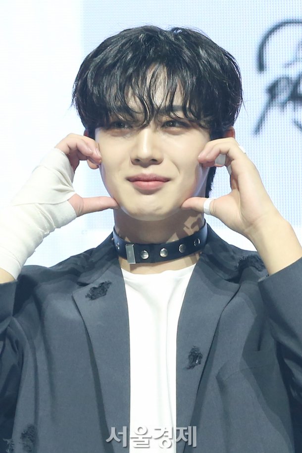 위아이 김요한, 상남자의 볼 하트 [SE★포토] : 네이트 연예