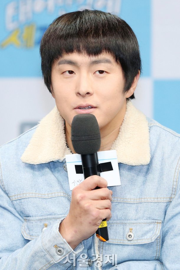 기안84, 나도 모르게 뒤집은 마이크 [SE★포토] : 네이트 뉴스