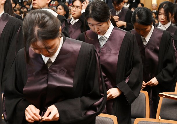법복 착용하는 신임 판사들 : 네이트 뉴스