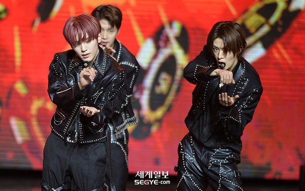 [포토] NCT127 태용-유타 '강렬한 퍼포먼스' : 네이트 연예