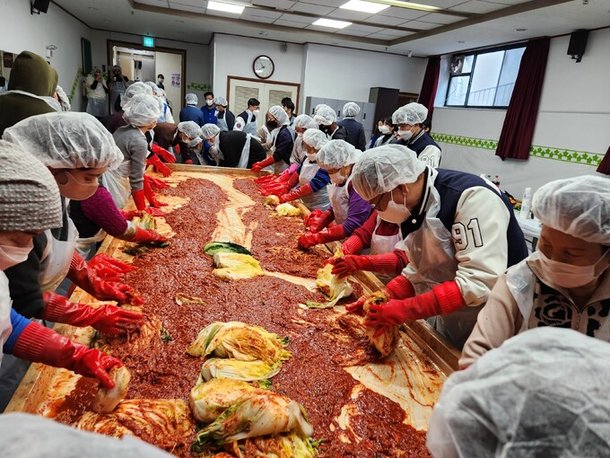 한기대, 김장김치 1500kg 담가 농촌지역 어려운 이웃에 전달 : 네이트 뉴스