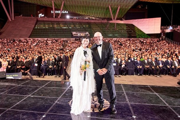 BIFFX샤넬, '2025 까멜리아상' 제30회 부산국제영화제서 실비아 창 수상 : 네이트 뉴스