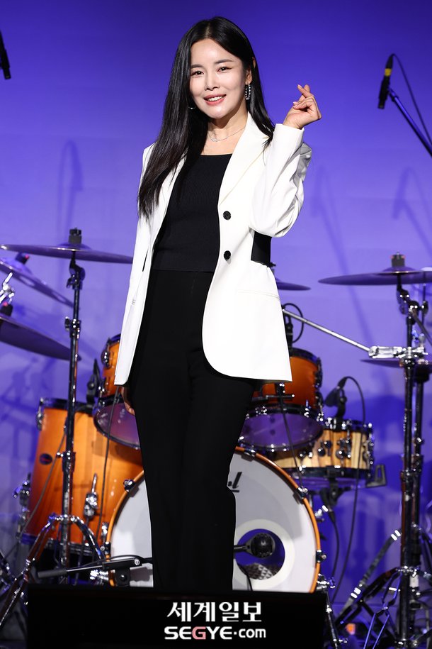 [포토] 조정민 '아묻따밴드 홍일점' : 네이트 연예