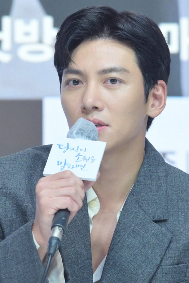 지창욱, 듬직한 어깨 : 네이트 뉴스