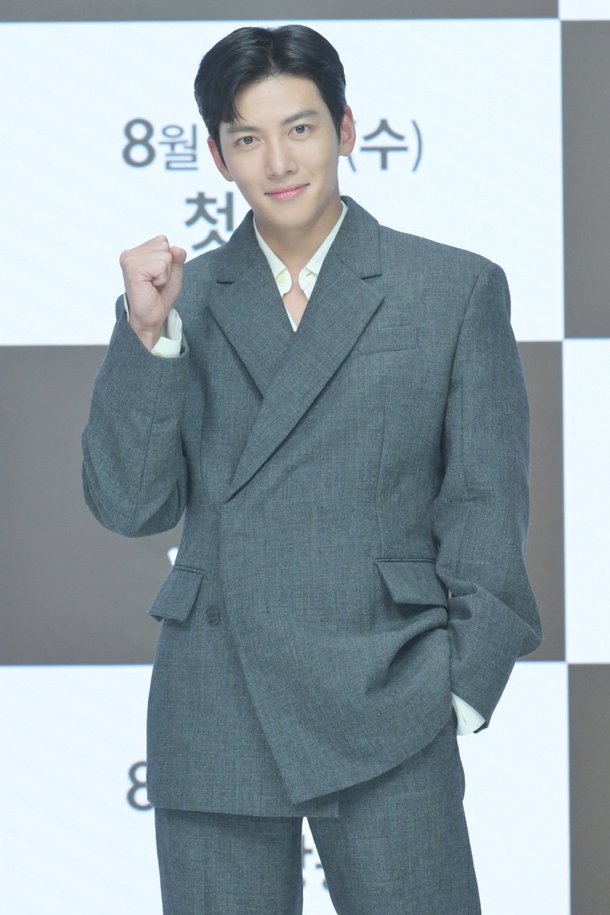 지창욱, 듬직한 어깨 : 네이트 뉴스