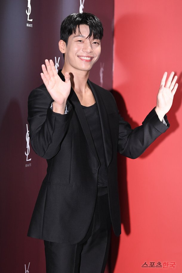 배우 위하준, 심쿵 미소 : 네이트 뉴스