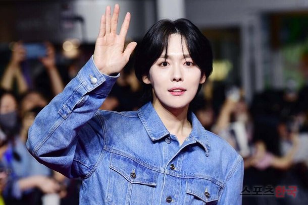 위너 김진우, 심쿵 눈맞춤 : 네이트 뉴스