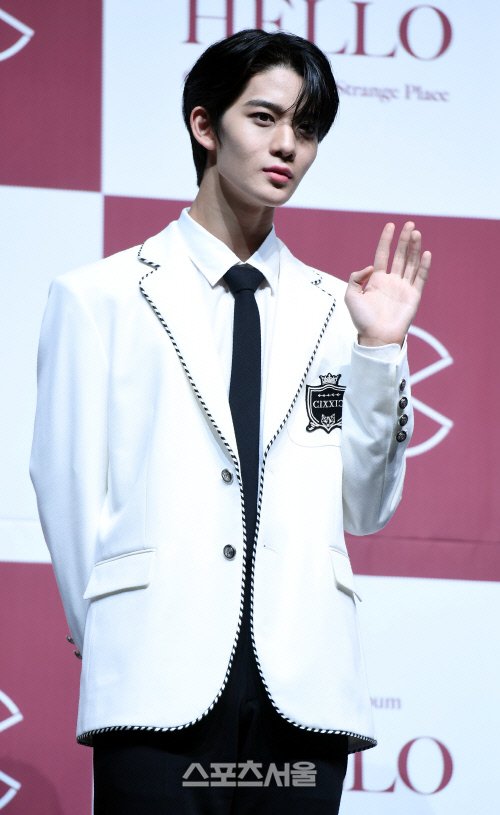 [포토] CIX 배진영, 센터의 손인사 | 아이돌24시 : 네이트 연예