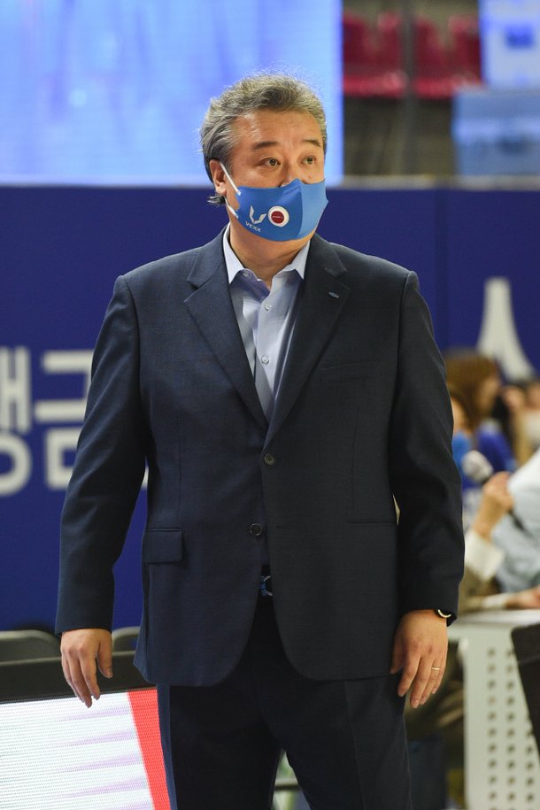 '커피차부터 축하공연까지' 삼성생명 임근배 감독 100승 축하 이벤트 : 네이트 스포츠