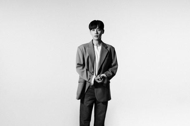 김우석 배우 사진 34 - 김우석 배우 흑백 패션 화보