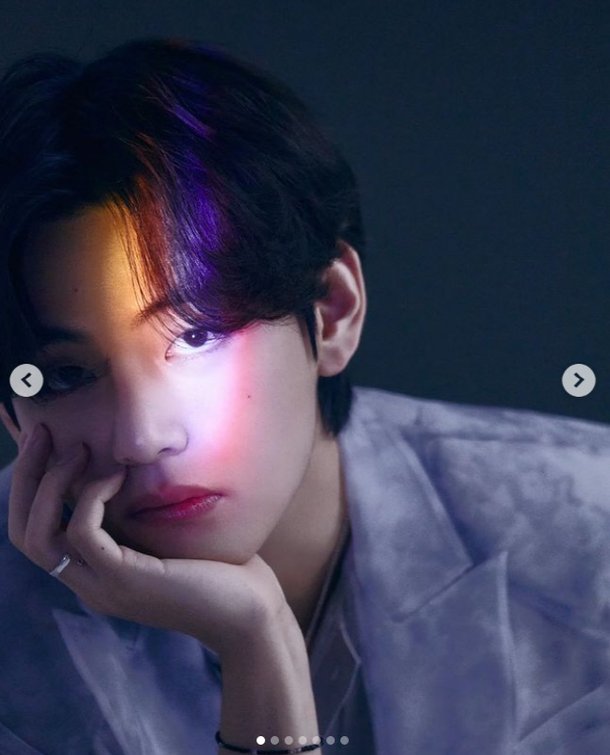 BTS 뷔, 오른손 약지에 '반지'가 반짝…그룹활동 중단선언 후 첫 화보 공개[★SNS] | 네이트 연예