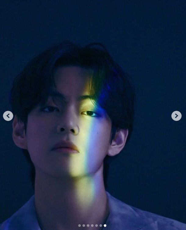 BTS 뷔, 오른손 약지에 '반지'가 반짝…그룹활동 중단선언 후 첫 화보 공개[★SNS] : 네이트 연예