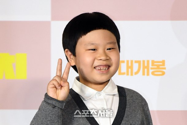 [포토]깜찍하게 포즈 취하는 김준 : 네이트 연예