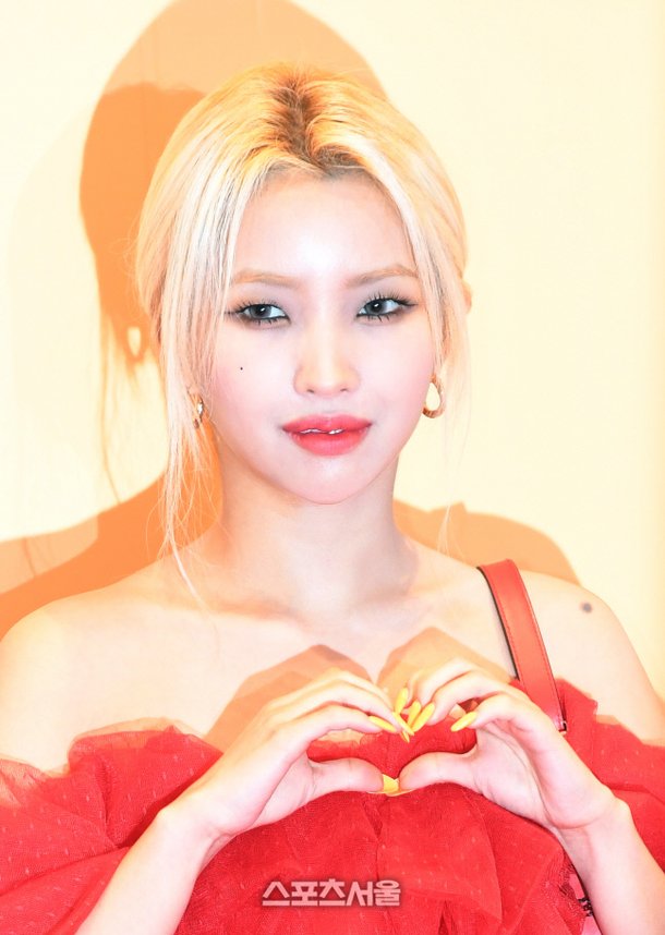 [포토]여자아이들 전소연, 사랑스럽게 하트! : 네이트 연예