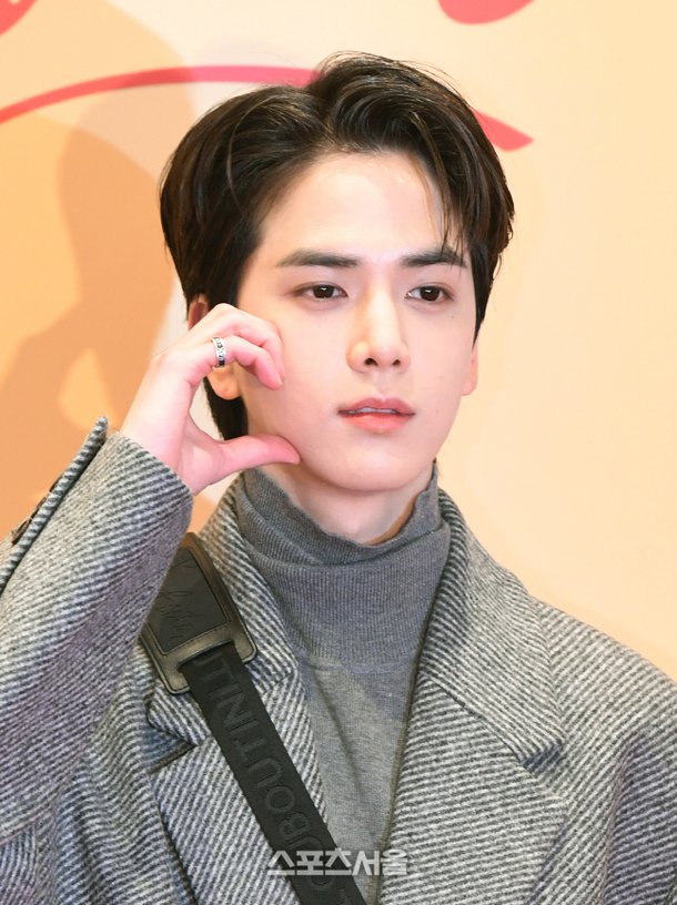 [포토]볼하트 만들어 보이는 더보이즈 영훈 : 네이트 뉴스