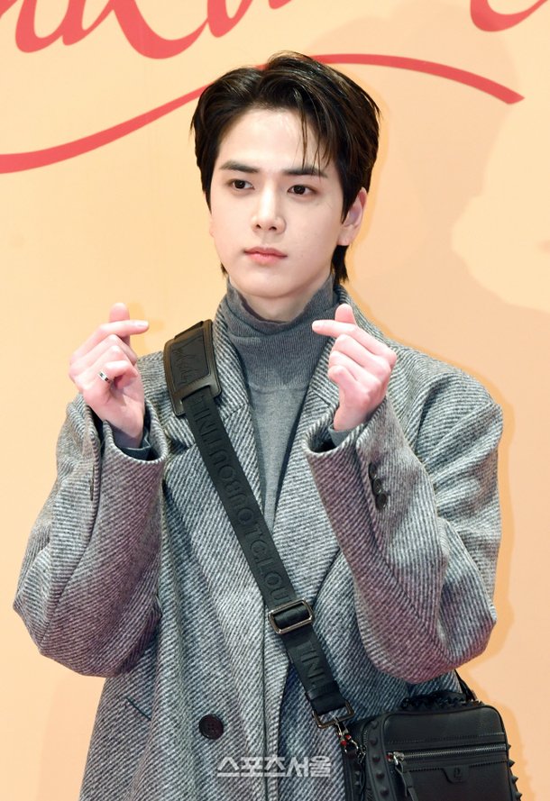 [포토]더보이즈 영훈, 사랑스런 하트 : 네이트 뉴스
