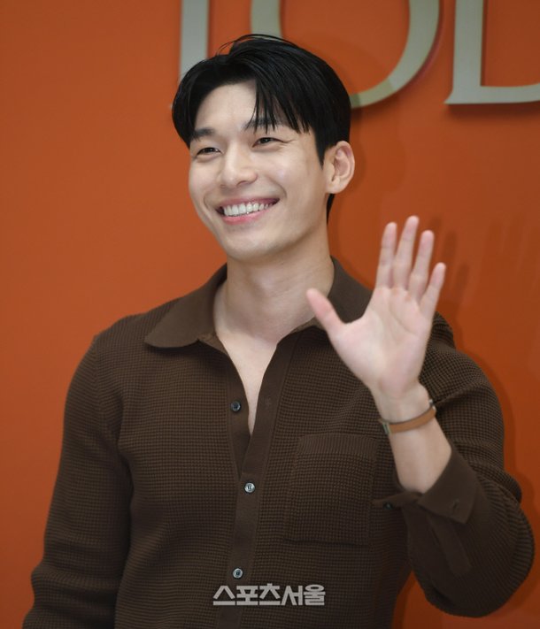 [포토] 위하준 '미소 가득 손인사' : 네이트 연예
