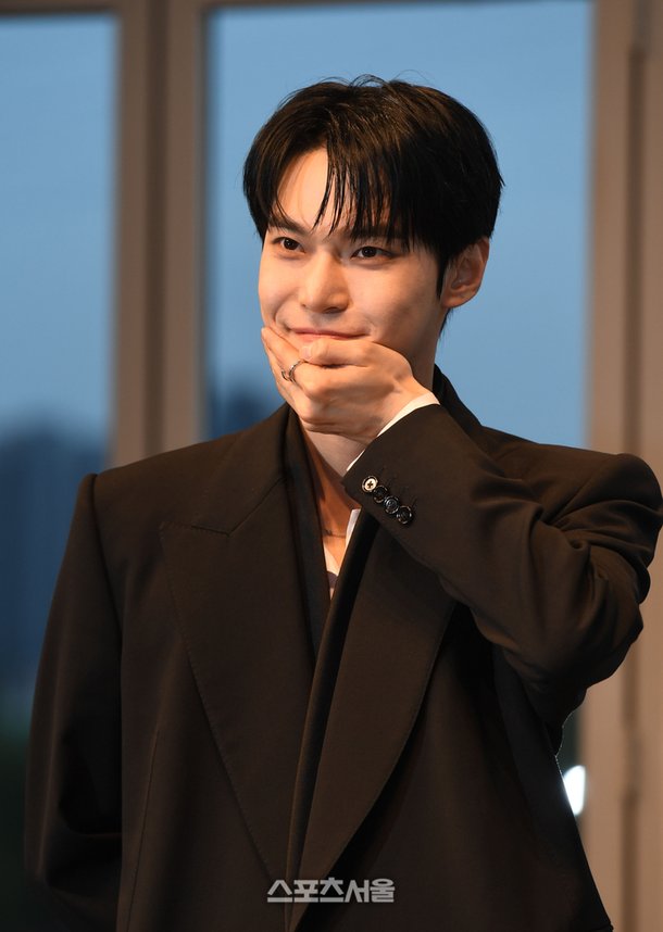 [포토] NCT 도영 '아궁빵 포즈로 웃음 빵' : 네이트 뉴스