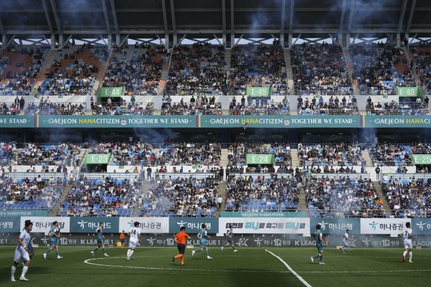 주말+평일 동시간 한화이글스보다 많은 관중…집 나간 축구팬 돌아온 대전, '축구특별시' 화려한 부활[SS포커스] : 네이트 스포츠