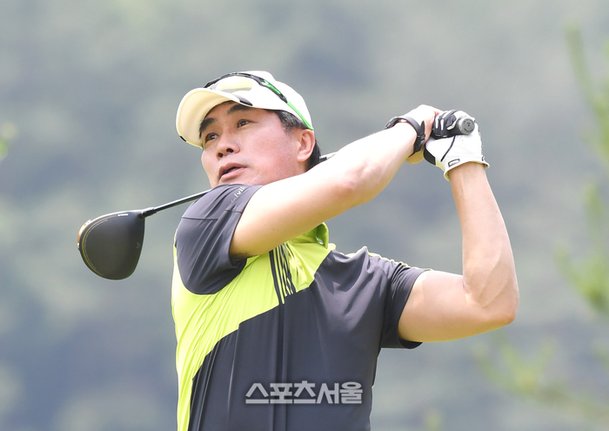 [포토]축구협회 김태영 사회공헌위원장, 힘찬 티샷 : 네이트 스포츠