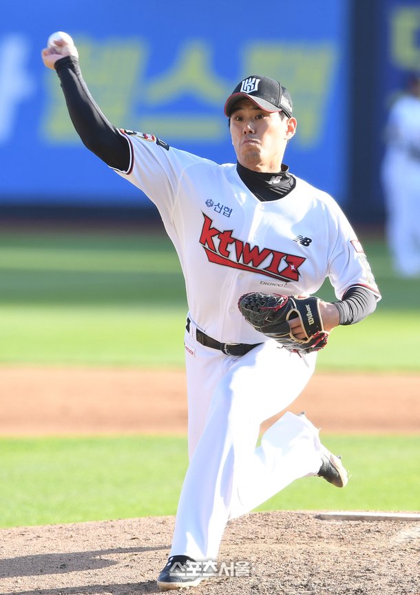 [포토]KT 김재윤, 4차전엔 5회초 등판 : 네이트 뉴스