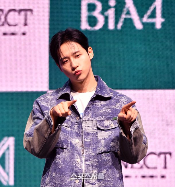 [포토]'그윽한 눈빛으로' B1A4 신우 : 네이트 뉴스