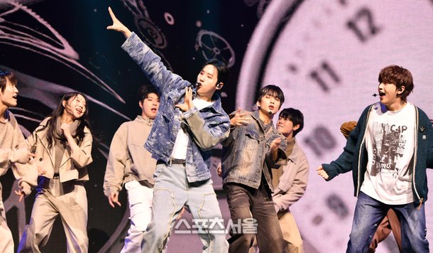[포토]군백기 마치고 돌아온 신우, B1A4 컴백쇼케이스 : 네이트 뉴스