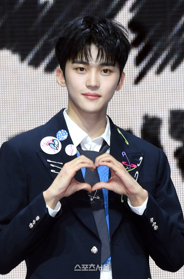 [포토]루네이트 도현, 사랑스런 하트 : 네이트 뉴스