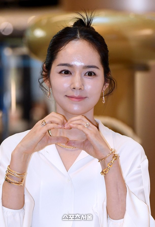 [포토]한가인, 사랑스런 하트 : 네이트 뉴스