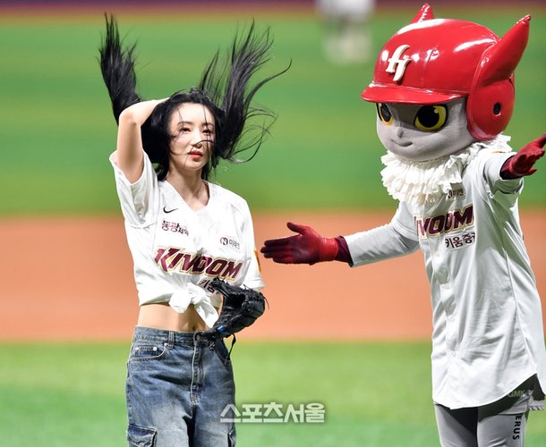 [포토]'저 잘던진거죠?' 드림캐처 수아 : 네이트 뉴스