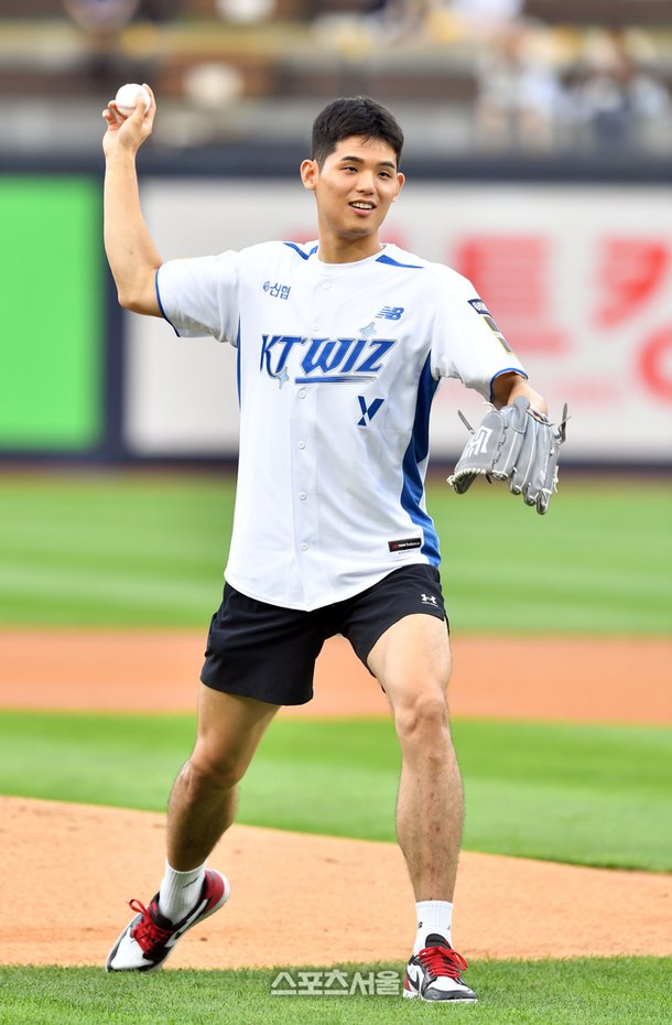 [포토]'KT 승리를 빌며'하윤기 : 네이트 스포츠