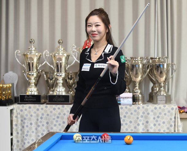 김가영 당구선수 우승 트로피와 함께 촬영한 인터뷰 프로필 사진
