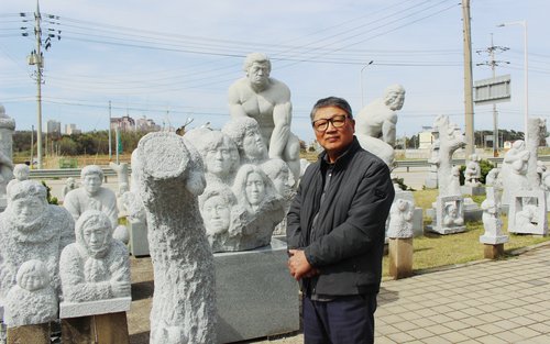 우리네 희로애락이 담긴 사람 얼굴 석조각화, 돌 정 망치와 함께 한 나의 이야기 : 네이트 뉴스