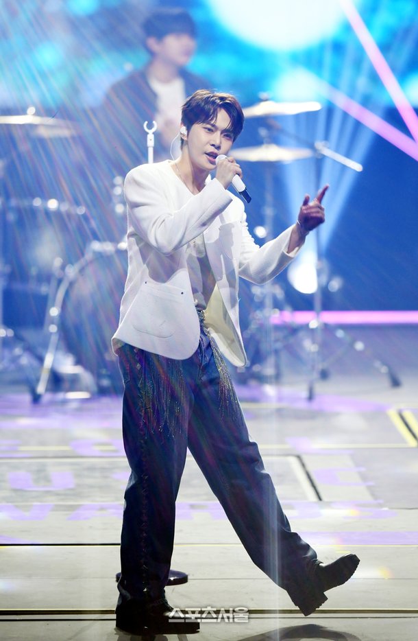 [포토] NCT 도영, '베스트 솔로상' 수상자의 무대 : 네이트 뉴스