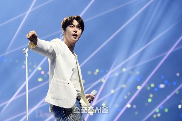 [포토]NCT 도영, 빛나는 무대 위에서 : 네이트 뉴스
