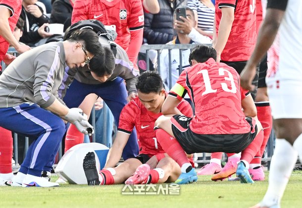 [속보] 업혀 나간 조유민, 오른 발바닥 부상…