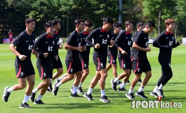 가볍게 달리며 몸을 푸는 축구대표팀 : 네이트 스포츠