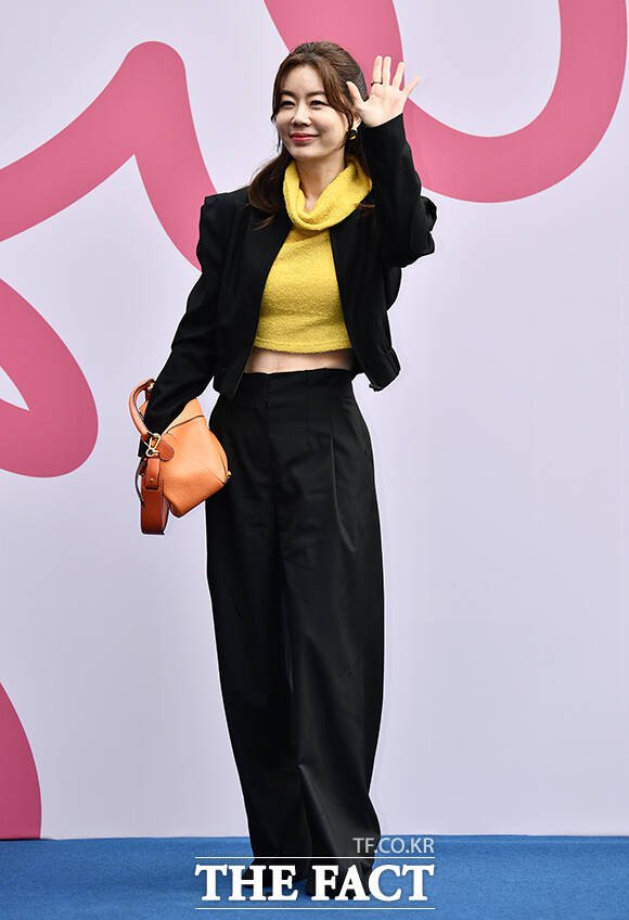 안선영, 밝은 손 인사와 하트 [TF사진관] : 네이트 연예
