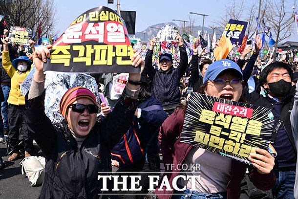 '尹 파면' 결정에 탄핵 찬성 단체 '환호와 눈물의 순간' [TF사진관] : 네이트 뉴스