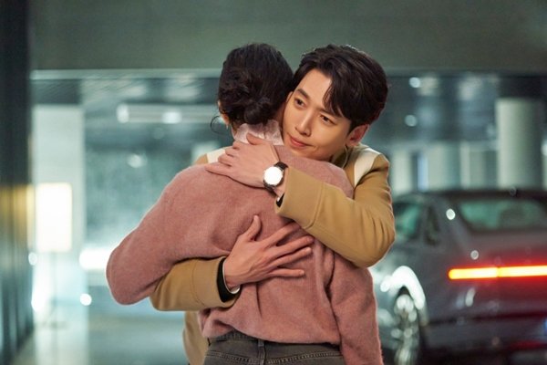'일타 스캔들' 전도연X정경호, '찐'한 포옹 포착…연애 임박 [TV스포] : 네이트 연예