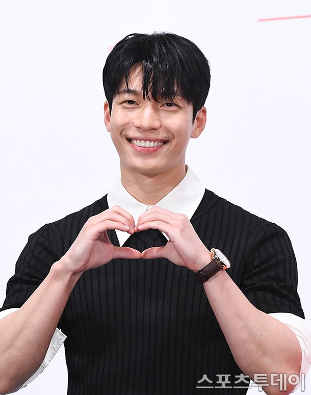 [ST포토] 위하준, '근육맨 하트' : 네이트 연예