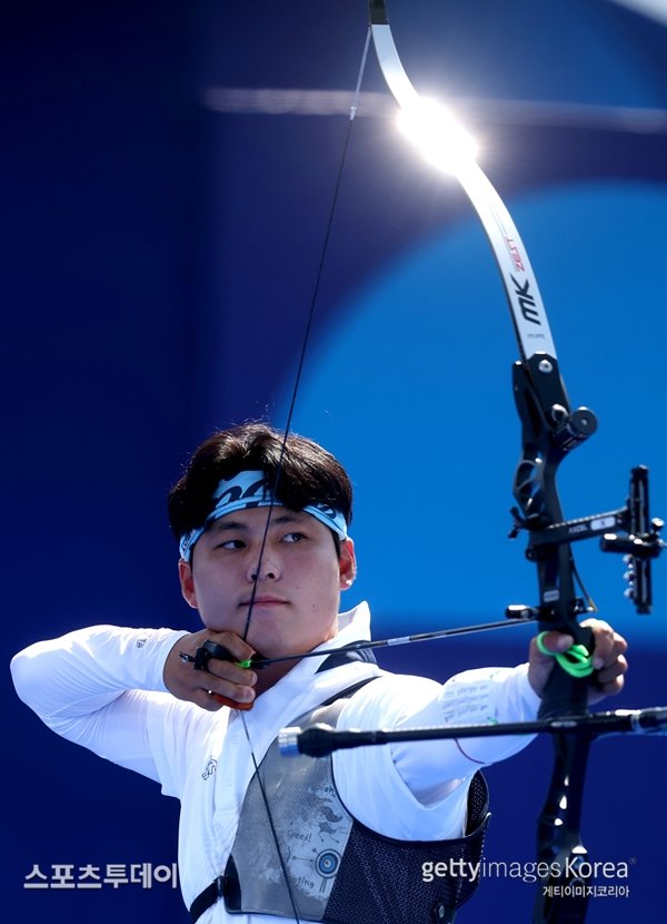 '신궁' 이우석, 결승 첫 주자로 6발 모두 10점…단체전 3연패 일등 공신 : 네이트 스포츠