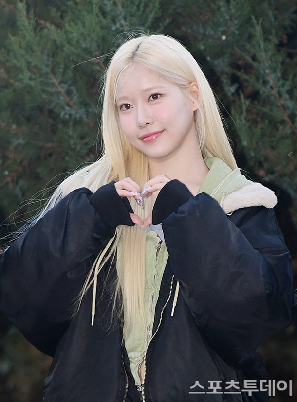 [ST포토] 러브원 아연, 예쁜 하트 : 네이트 연예