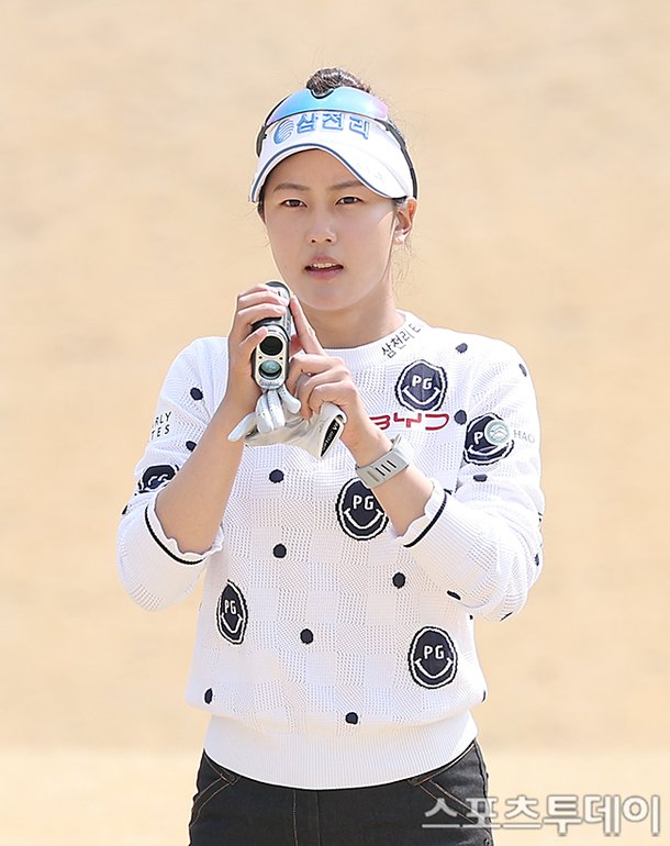 [ST포토] 송지아, '엄마 박연수' 응원 받으며 KLPGA 투어 시작 : 네이트 스포츠