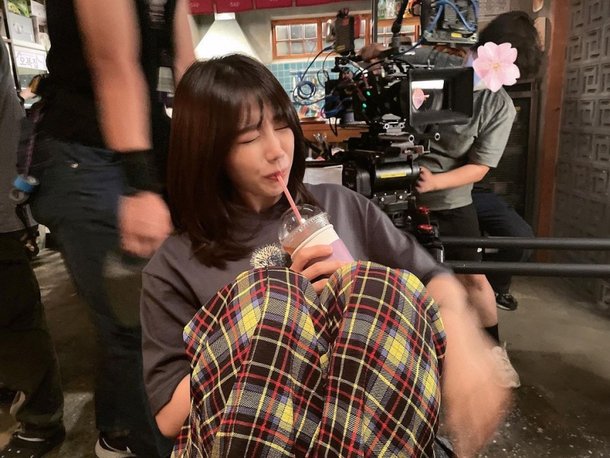 정은지, 커피를 술처럼 마시더니…빨대 빨다 '크으 취한다~' : 네이트 연예