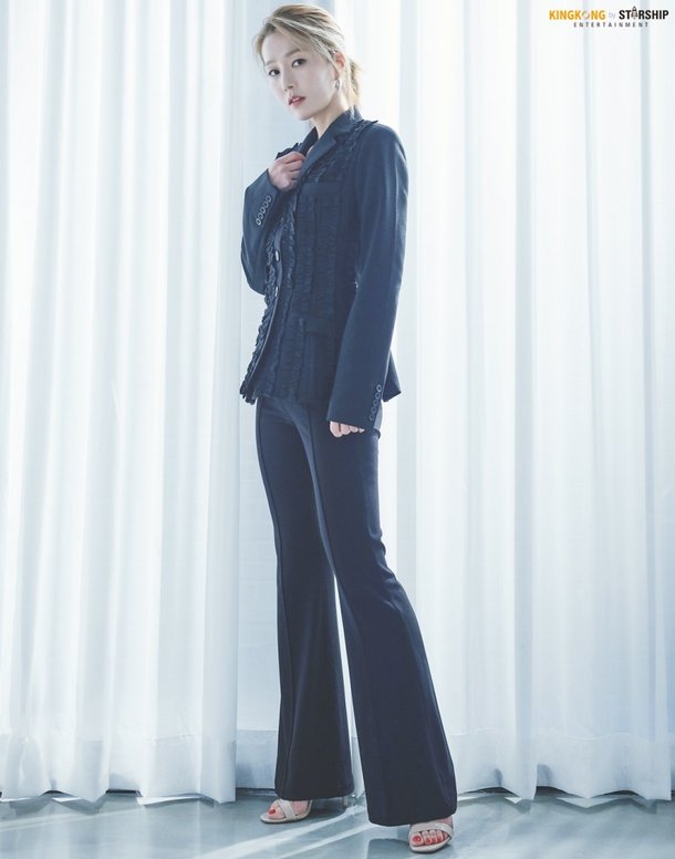 이진, 배우 활동 임박했나…시크+청순+단아까지 담은 새 프로필 공개 : 네이트 연예