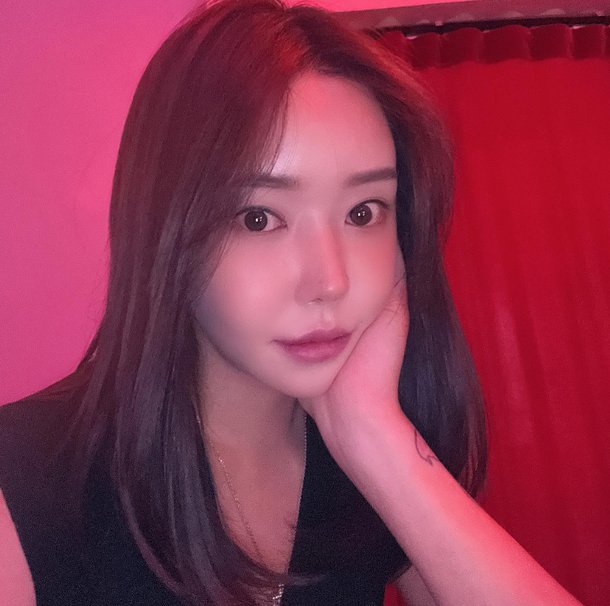 트랜스젠더 유튜버 꽃자, 연인과 내년 4월 결혼 발표…