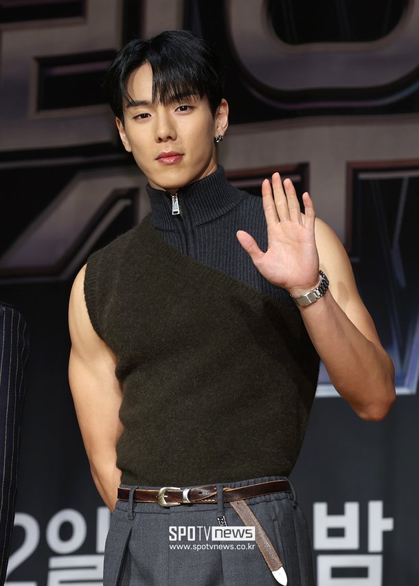 [포토S] 몬스타엑스 셔누, '근육질 몸매 뽐내며' : 네이트 연예
